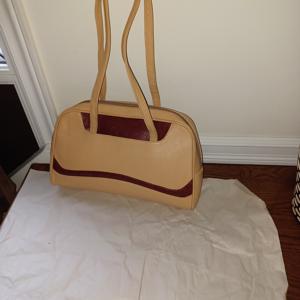 Mahlan Elegant Tan and Red Women's Handbag. W 15in, D10in.